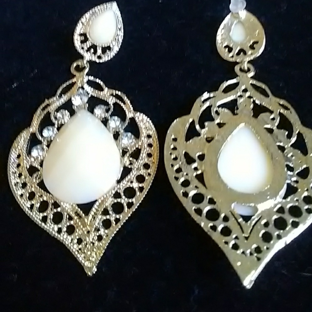 white Earrings new! - Picture 3 of 3